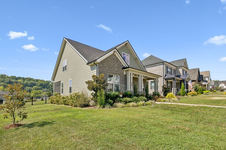 Property Photo:  102 Stonehaven Way  TN 37075 