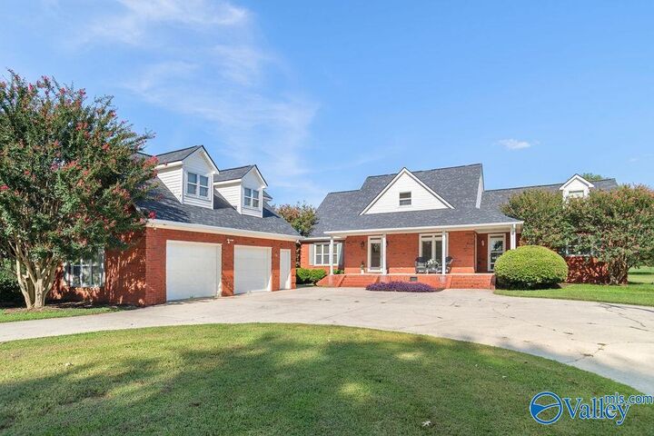 Property Photo: 400 Plantation Pointe Road AL 35768