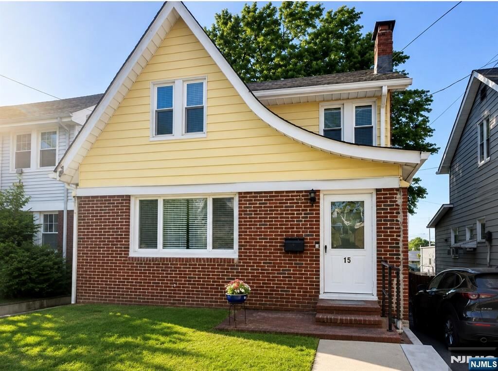 Property Photo:  15 Roosevelt Street  NJ 07031 