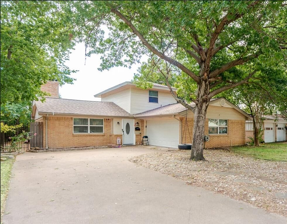 Property Photo:  2416 Summer Place Drive  TX 75062 