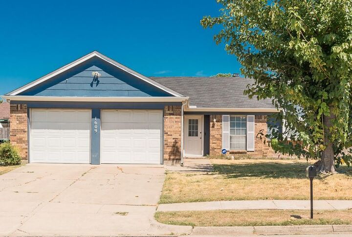 Property Photo:  1609 Country Lane  TX 76018 