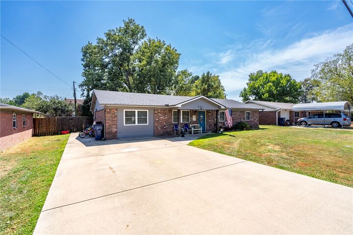 Property Photo:  902 W Harvard Street  AR 72761 