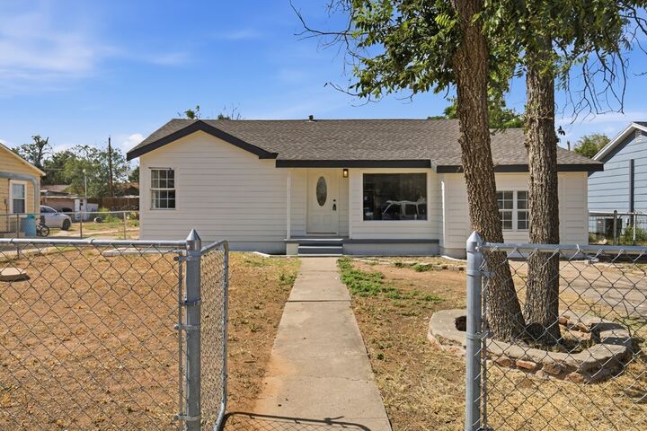 Property Photo: 804 20th St TX 79763