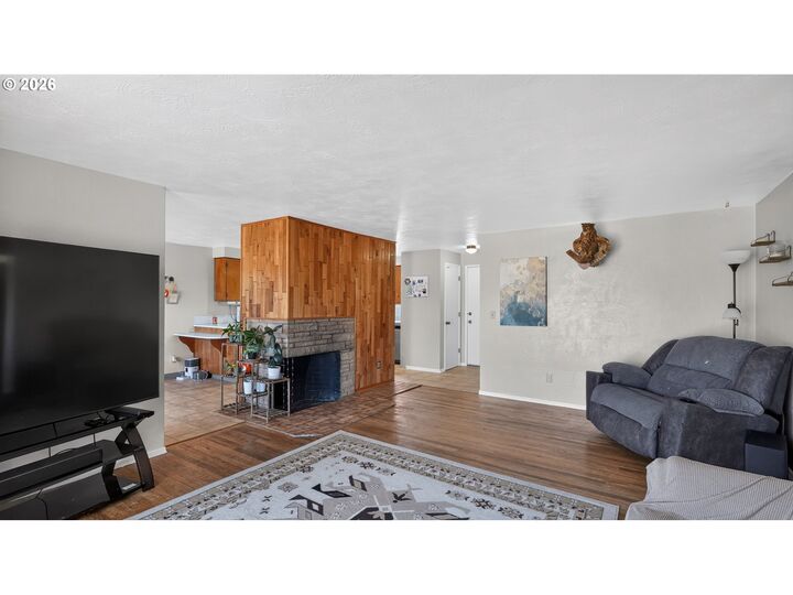Property Photo:  644 SE 45th Pl  OR 97317 