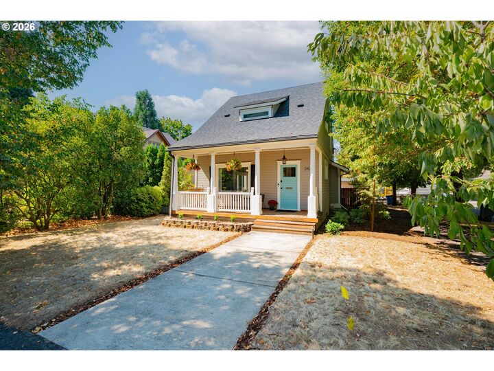 Property Photo:  2420 D St  WA 98663 