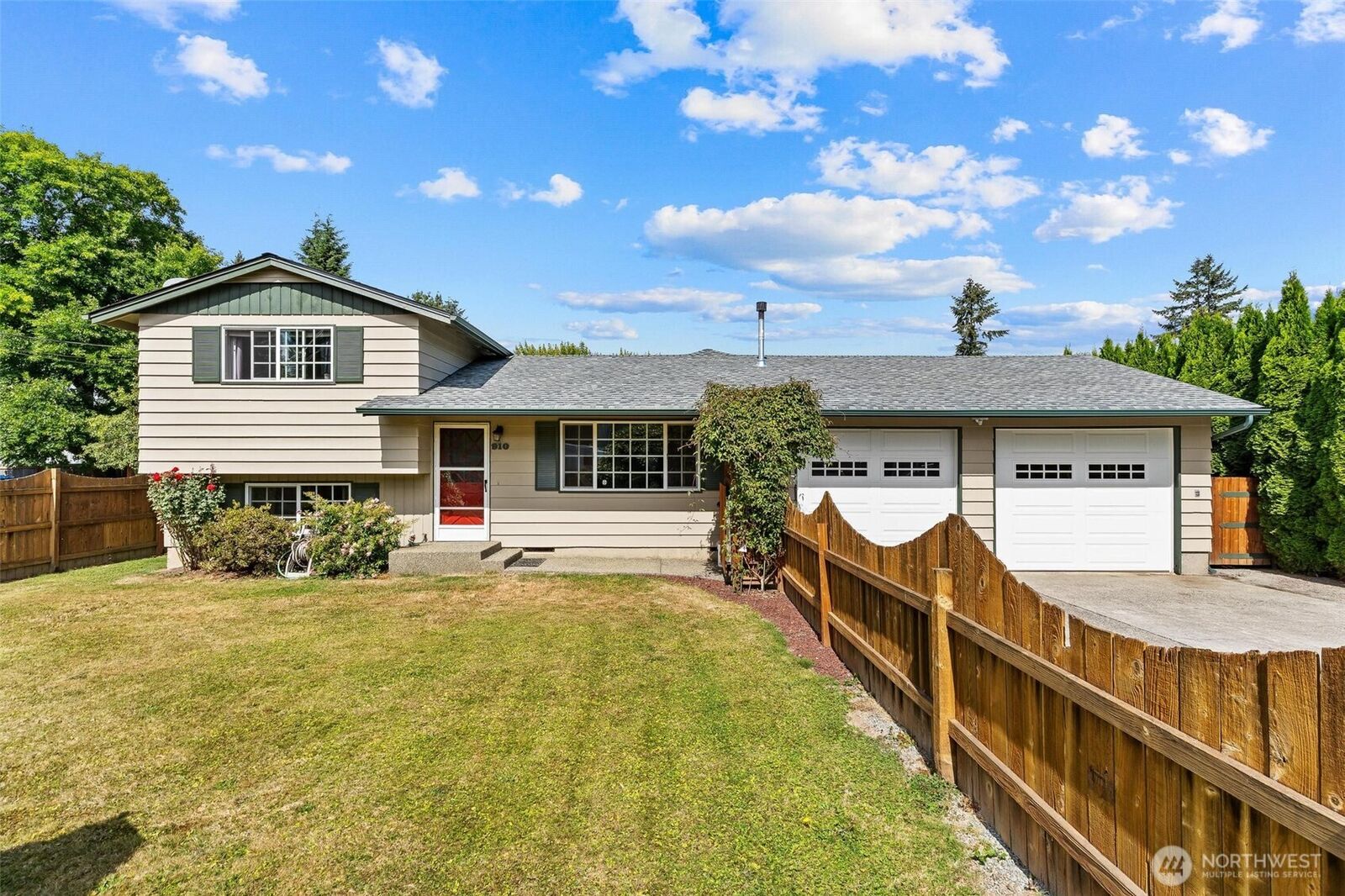 Property Photo:  910  Dunlop Street  WA 98284 