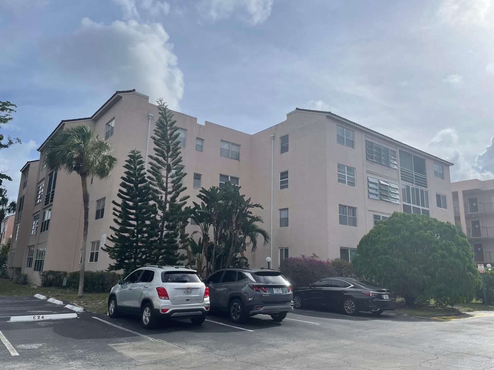 Property Photo:  2851 Somerset Drive 111  FL 33311 