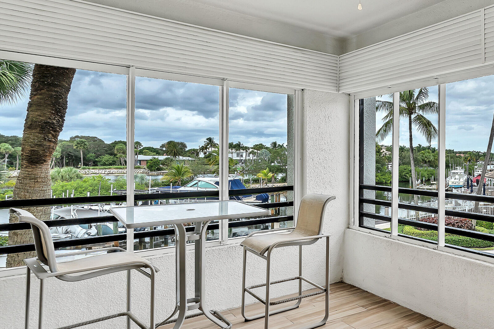 Property Photo: 827 Oak Harbour Drive FL 33408