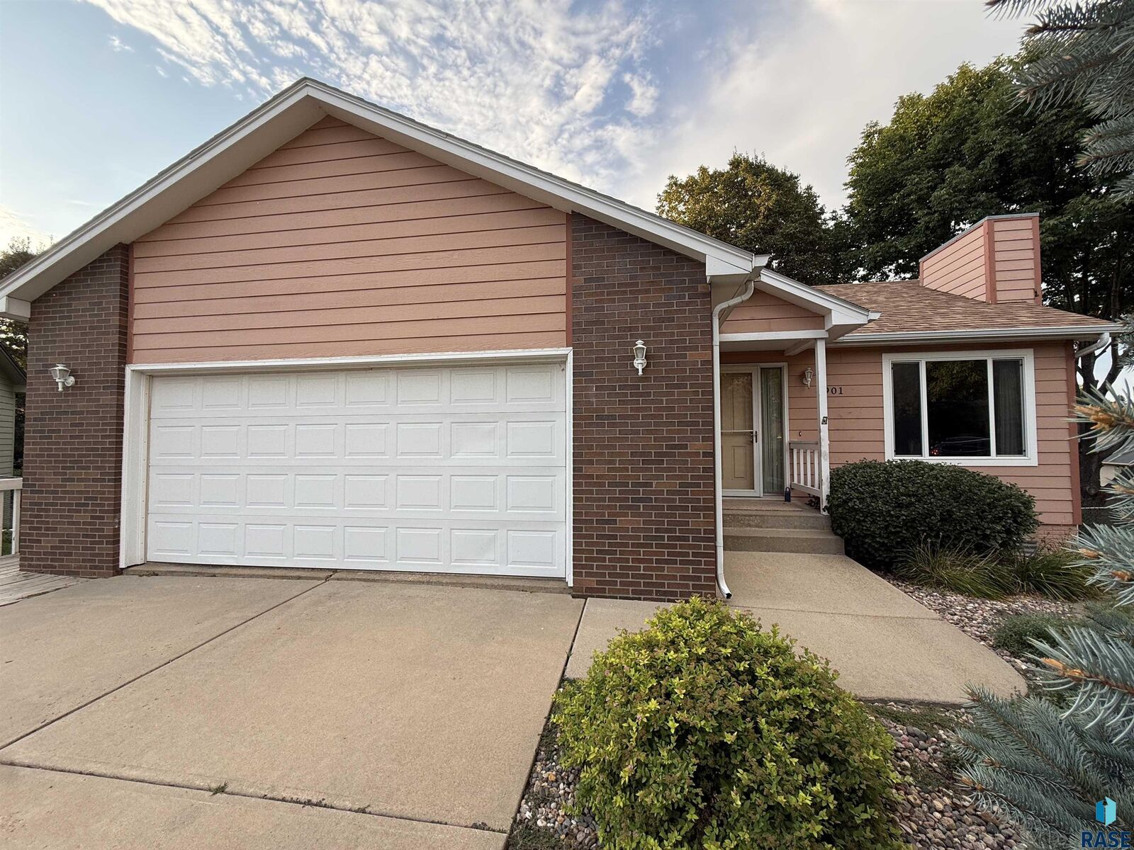 Property Photo:  4901 S Shamrock Cir  SD 57106 