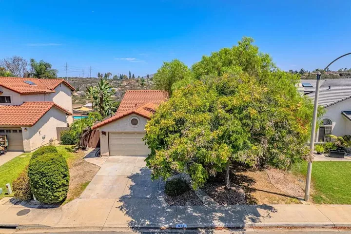Property Photo:  637 Redlands Place  CA 91902 