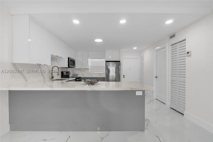 Property Photo: 5100 SW 90th Ave 109 FL 33328