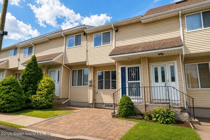 Property Photo:  52 Houston Lane  NY 10302 