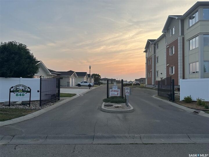 Property Photo:  840 Chester Road 7  SK S6J 0A8 