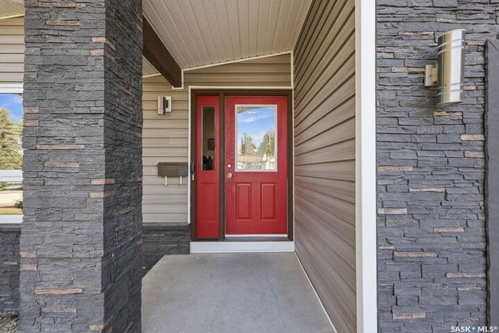 Property Photo:  3806 Taylor Street E  SK S7H 5J4 