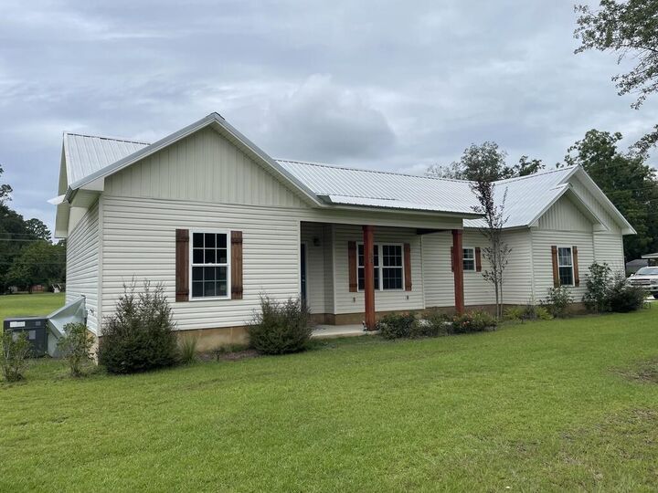 Property Photo:  83 W Gray Ave  GA 31637 