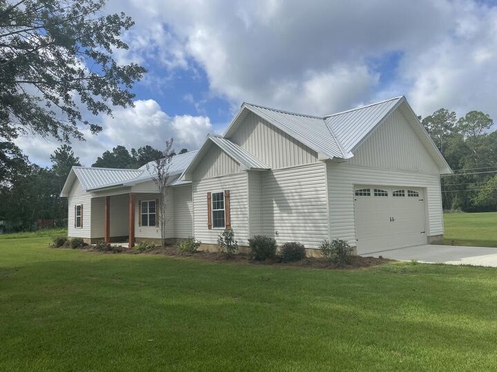 Property Photo:  83 W Gray Ave  GA 31637 