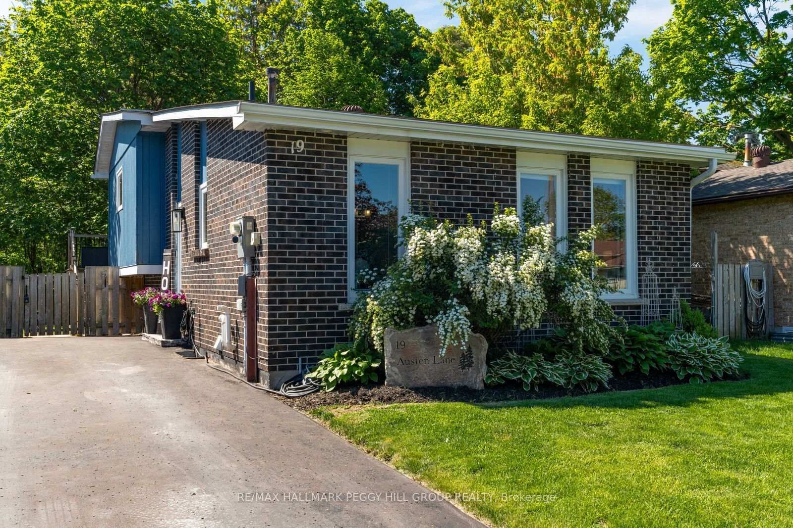 Property Photo:  19 Austen Lane  ON L4N 4V4 