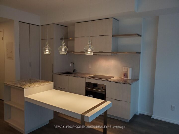 Property Photo:  197 Yonge Street 1607  ON M5B 0C1 