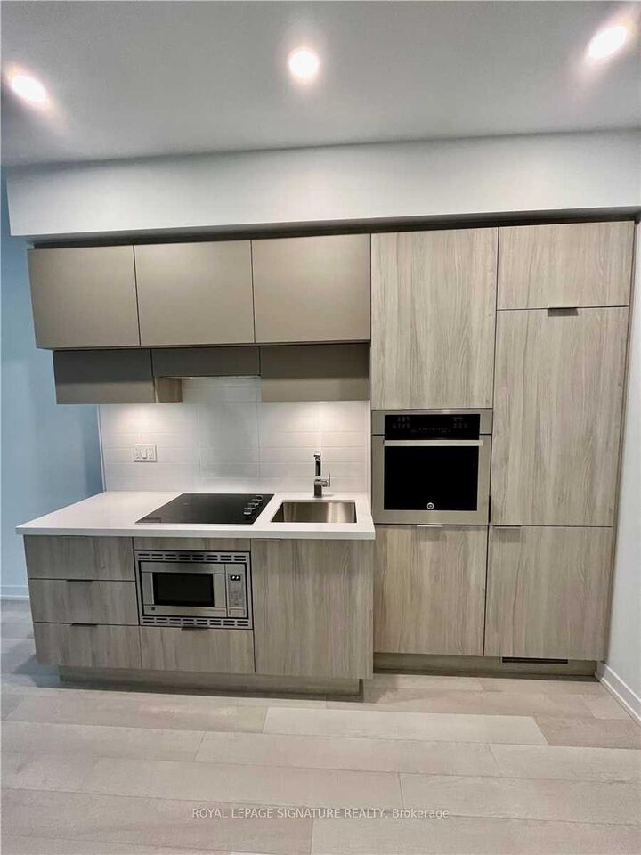 Property Photo:  39 Roehampton Avenue 308  ON M4P 0G1 