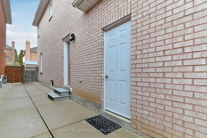 Property Photo:  22 Lanterna Crescent Bsmt  ON L4H 1B8 