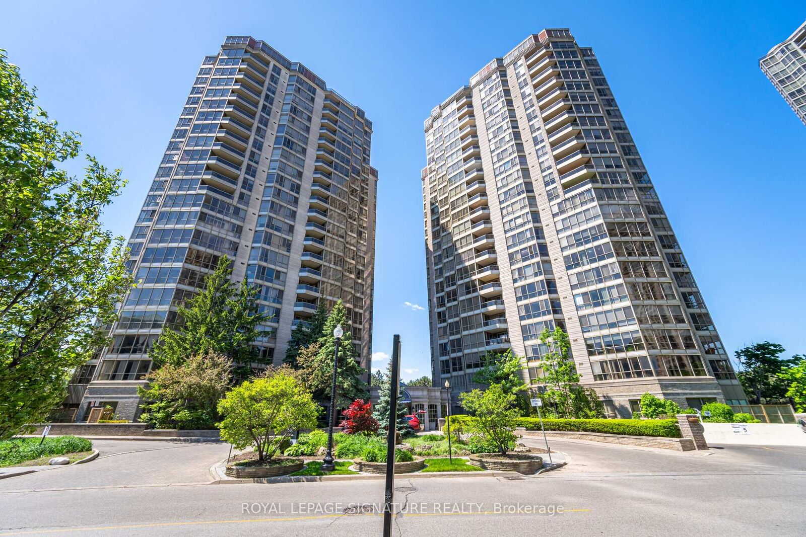 Property Photo:  55 Kingsbridge Garden Circle 2310  ON L5R 1Y1 