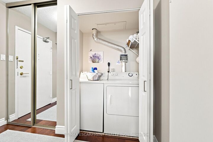 Property Photo:  2055 Upper Middle Road 1507  ON L7P 3P4 
