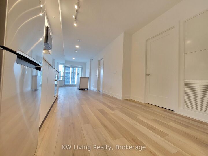 Property Photo:  8 Cedarland Drive 1002  ON L6G 0H4 