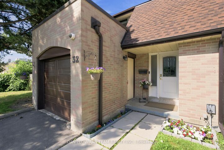 Property Photo:  11 Livonia Place 32  ON M1E 4W5 