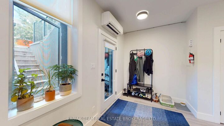Photo de la propriété:  57 Vine Avenue Lower  ON M6P 1V6 