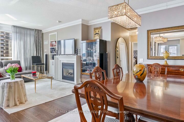 Property Photo:  35 Kingsbridge Garden Circle 2706  ON L5R 3Z3 