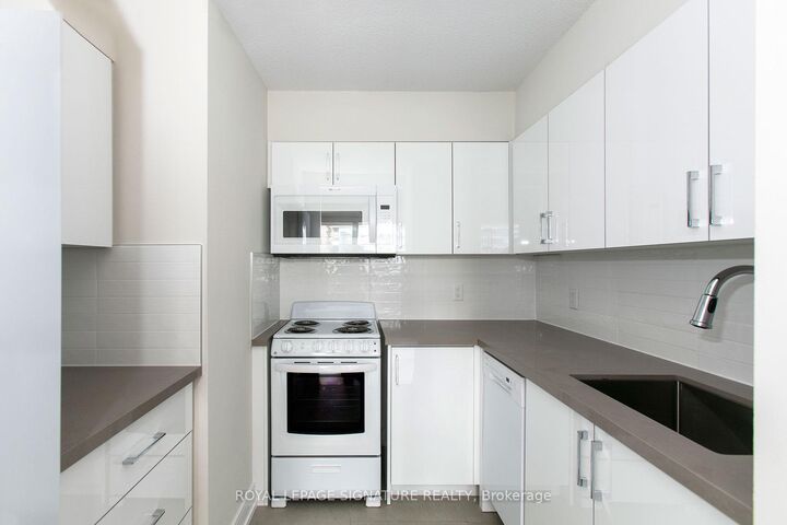 Property Photo:  33 Isabella Street 2712  ON M4Y 2P7 