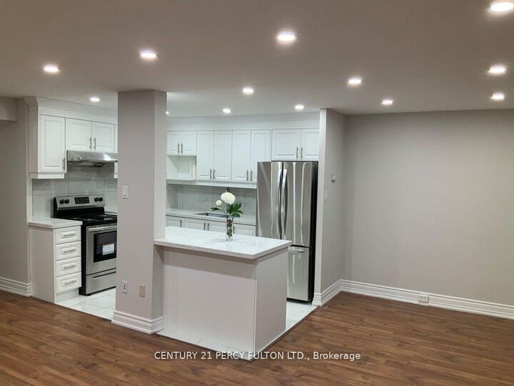Property Photo: 10 Sunny Glen Way 1904 ON M3C 2Z3