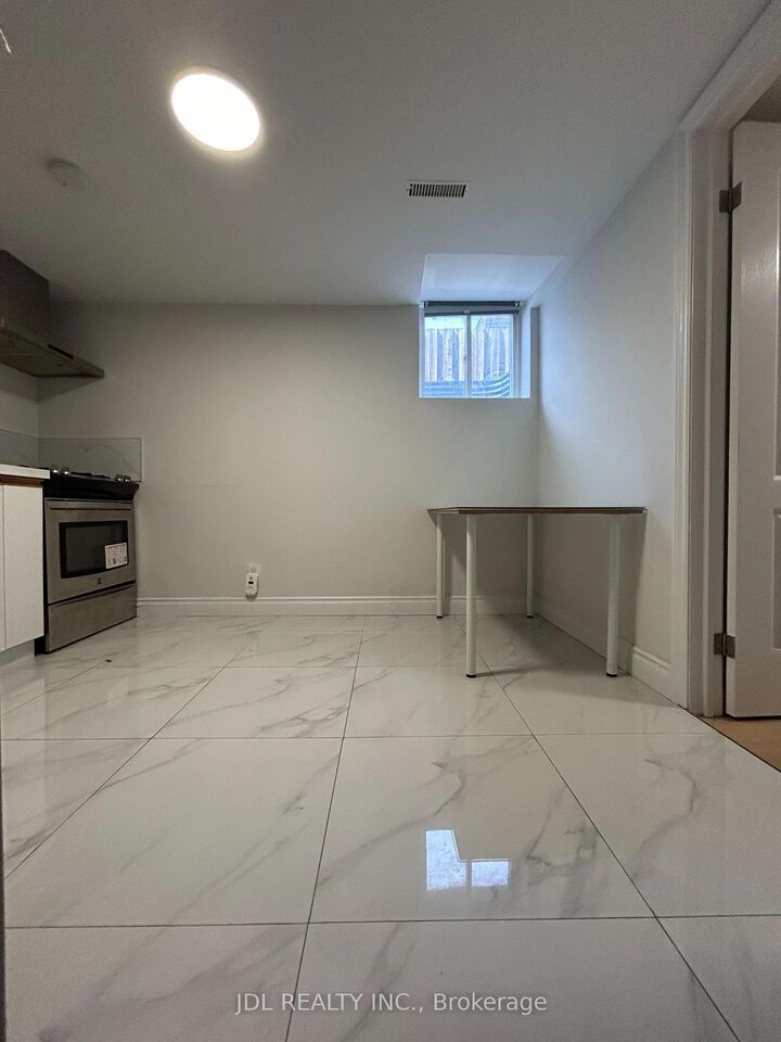 Property Photo:  91 Bushmills Sq Square Entire 1bedroomunita Bsmt  ON M1V 1K5 