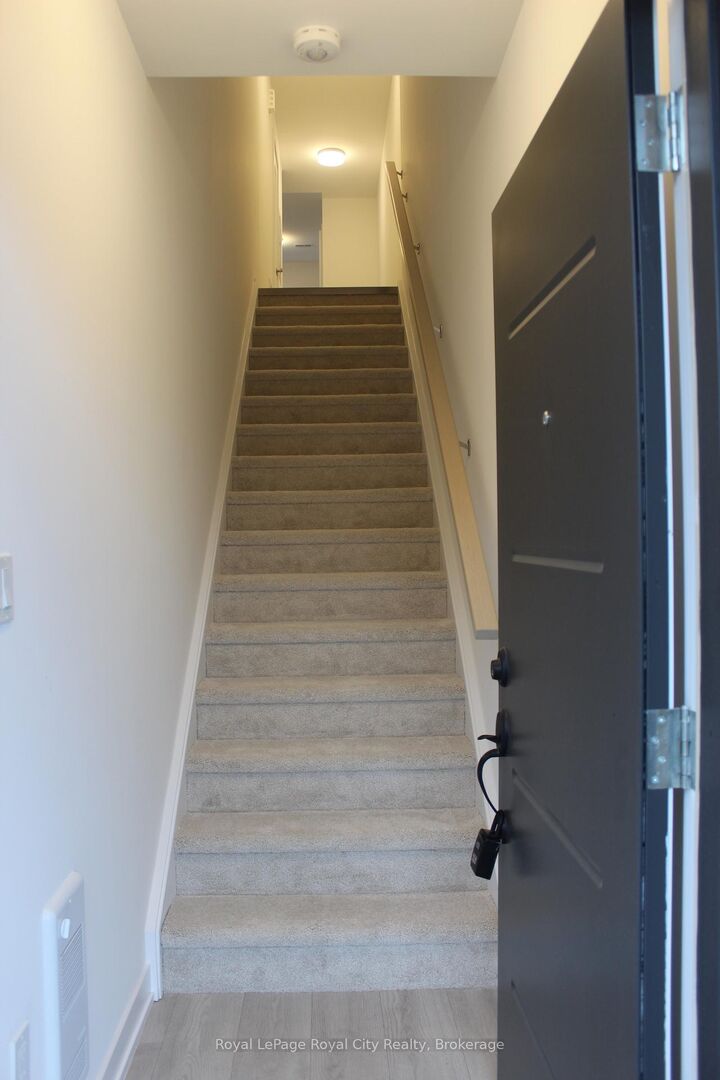 Photo de la propriété:  42 Lowes Road W 70  ON N1G 0H6 