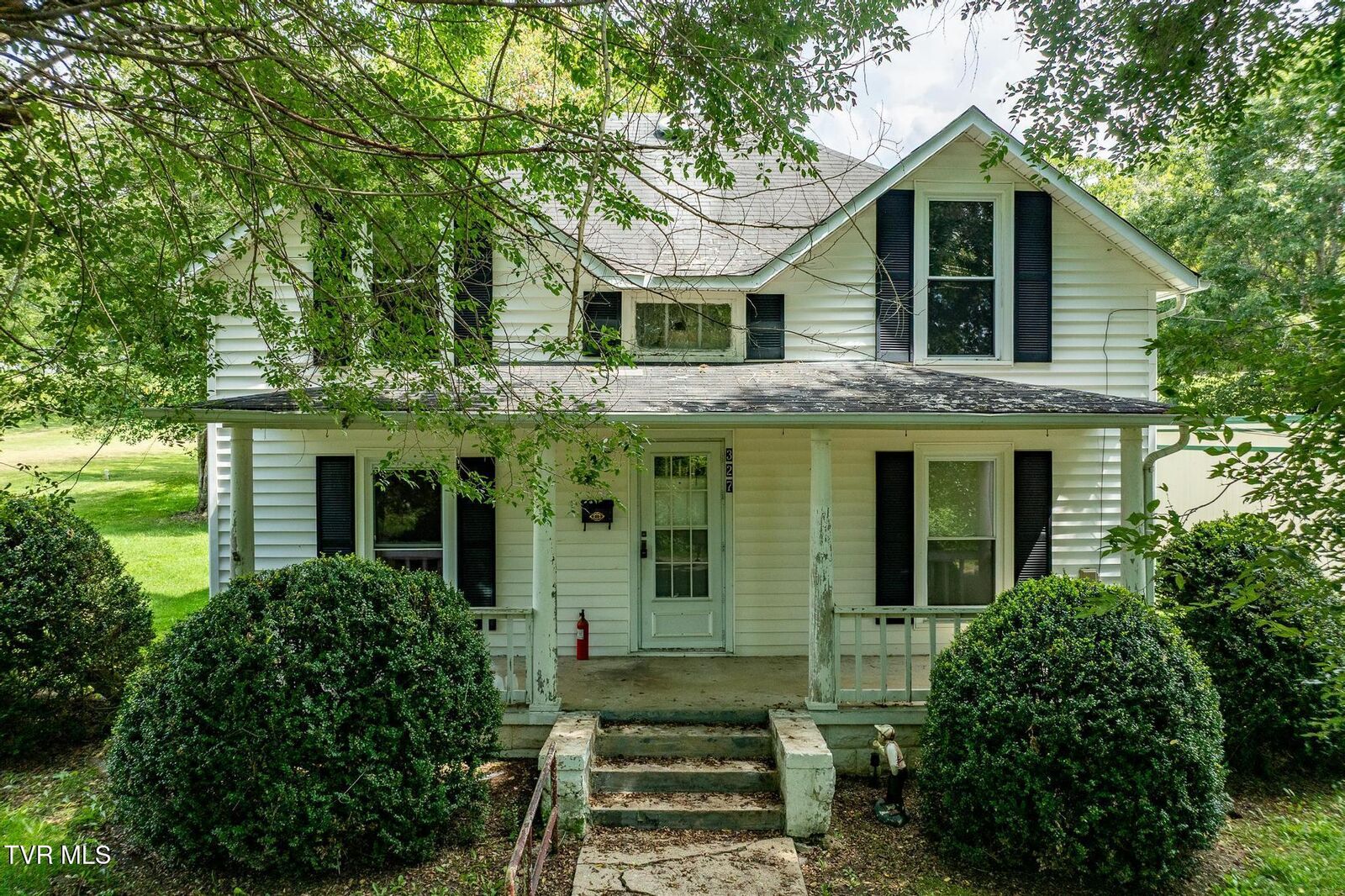 Property Photo: 327 Pine Street TN 37683