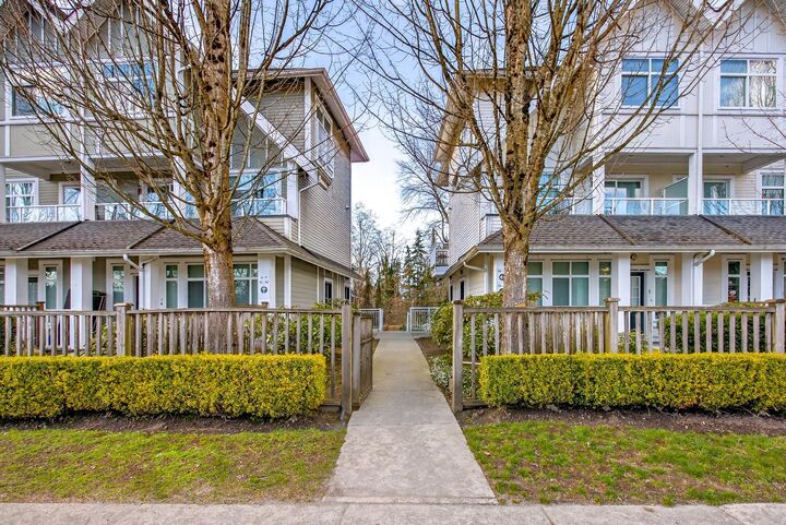 Property Photo:  6965 Hastings Street 8  BC V5B 1S9 