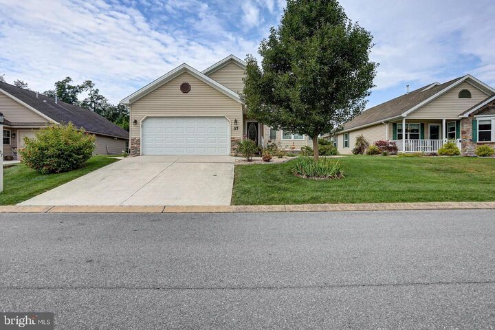 Property Photo:  37 Colonial Court  PA 17257 