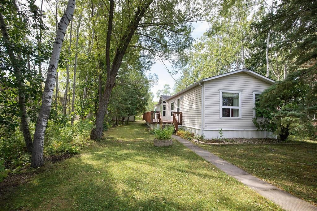 Property Photo:  2 Paradise Drive  MB R5H 1H2 