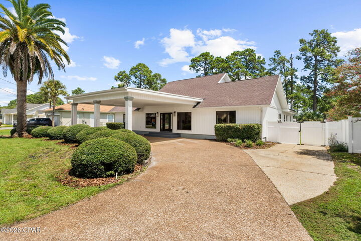 Property Photo:  324 Fairway Boulevard  FL 32407 