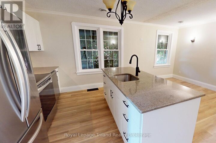 Property Photo:  145 Vansittart Avenue 4  ON N4S 6E5 