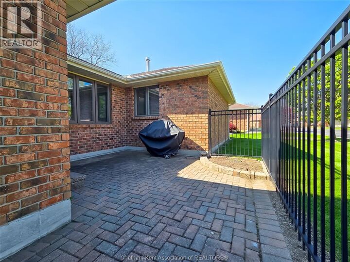 Property Photo:  21 Earl Drive  ON N7M 6E6 