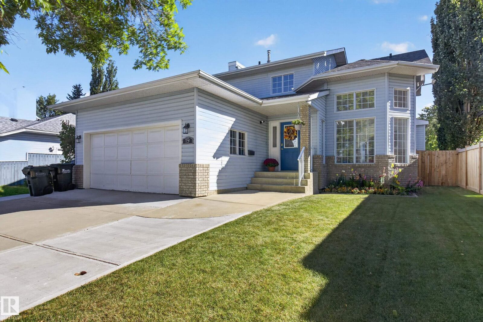 Property Photo:  19 Catalina Drive  AB T8H 1R2 