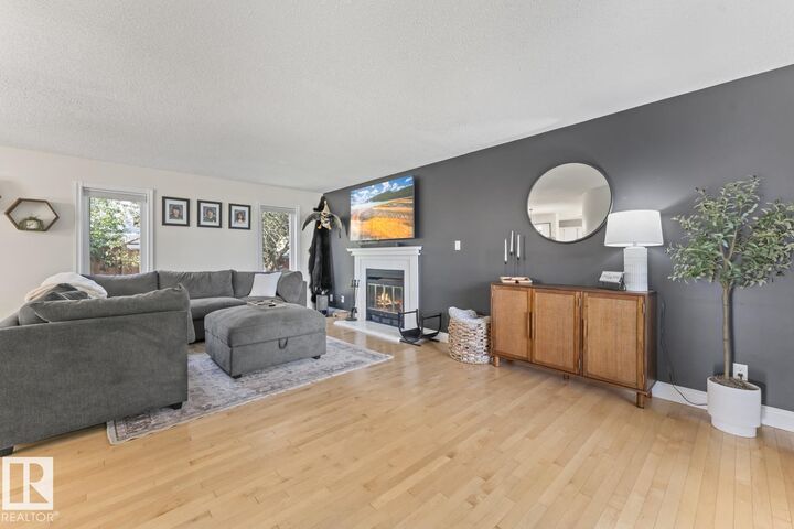 Property Photo:  215 18 Street  AB T9M 1B6 