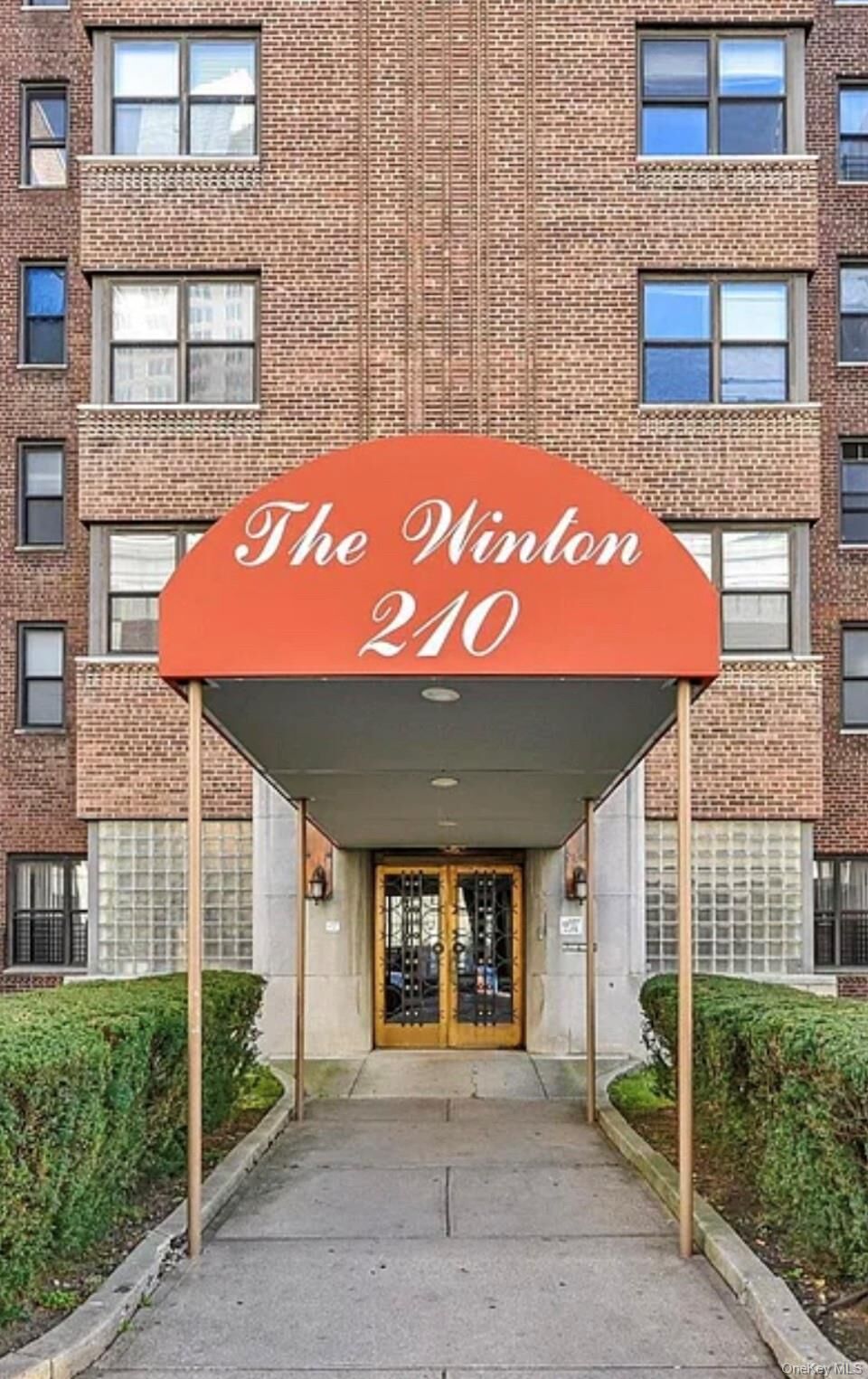Property Photo:  210 Martine Avenue 5D  NY 10601 