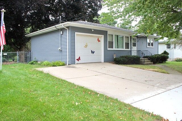 Property Photo:  576 Elm Street  IL 60140 