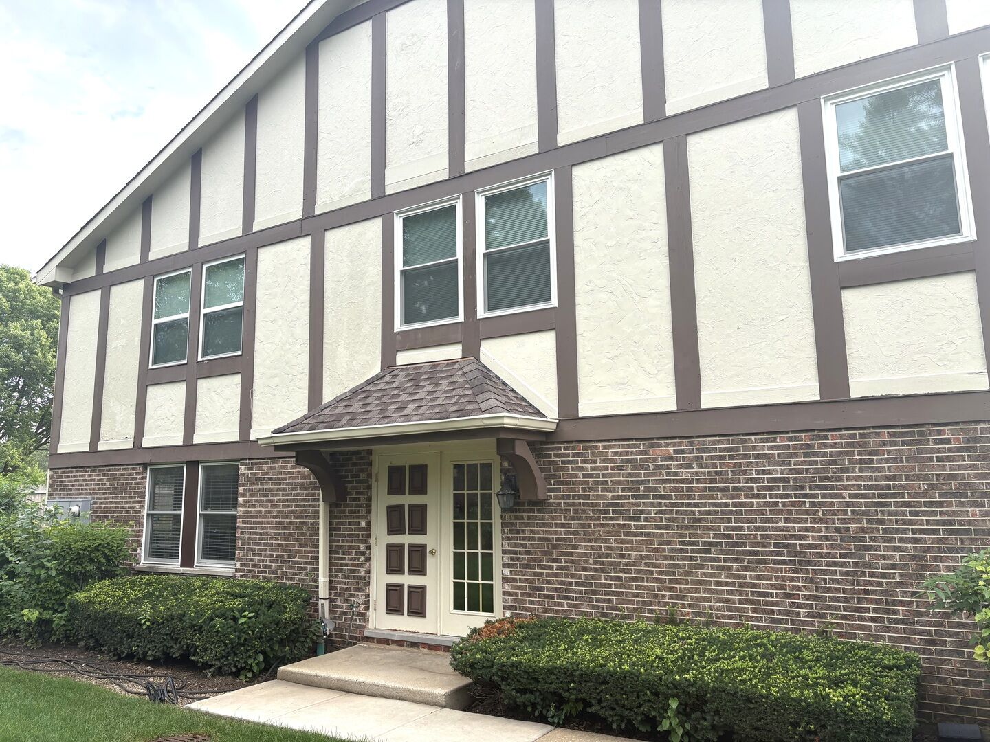 Property Photo:  140 W Golf Road A  IL 60048 