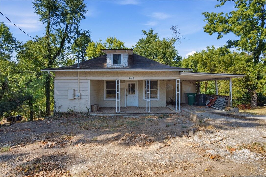 Property Photo:  608 S Cresent Street  AR 72756 