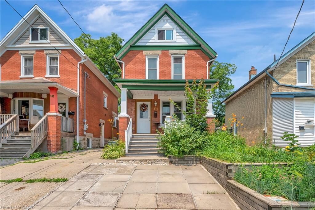 Property Photo:  42 Shanley Street  ON N2H 5N0 