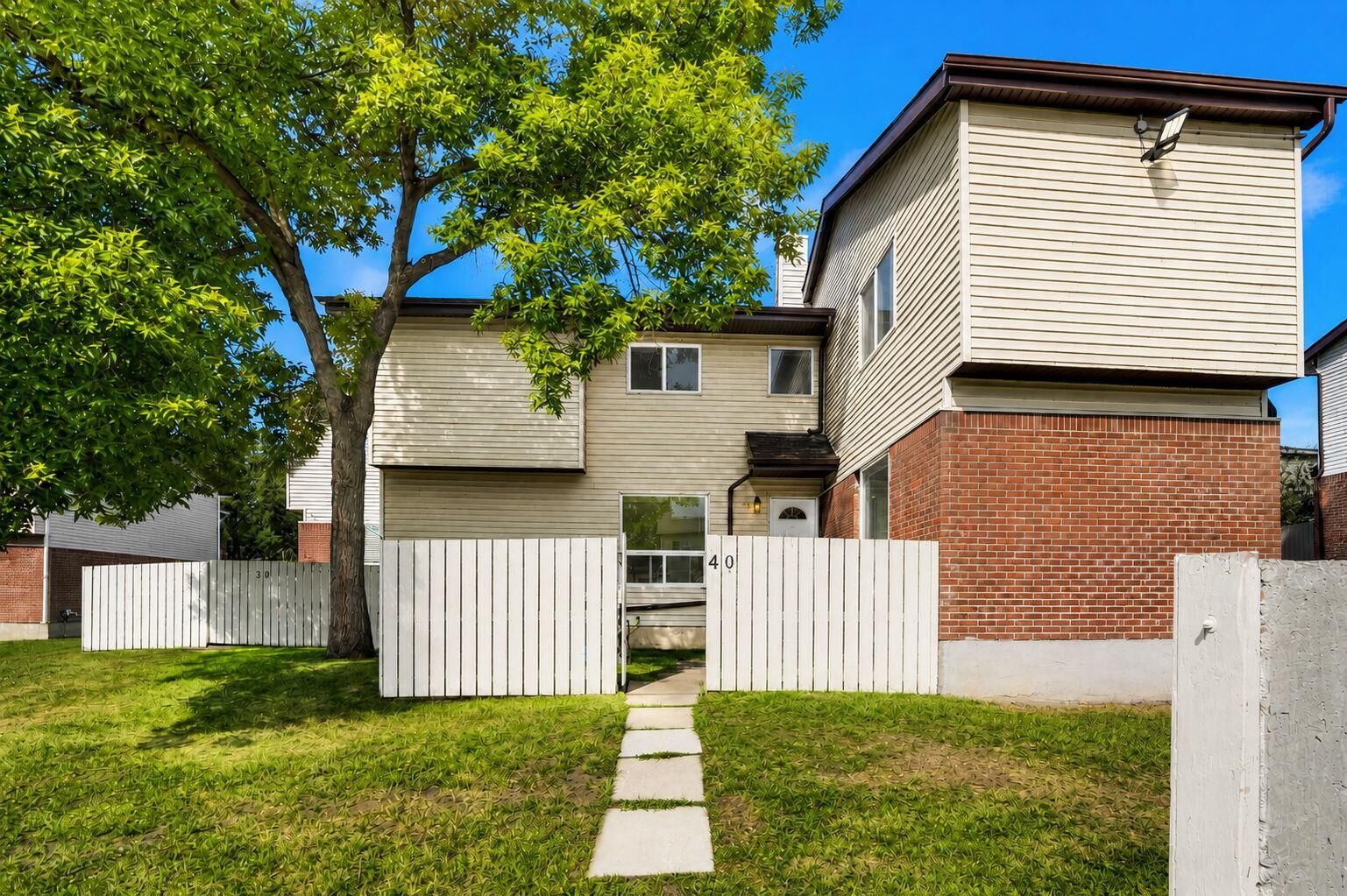 Property Photo:  32 Whitnel Court NE 40  AB T1Y 5E3 