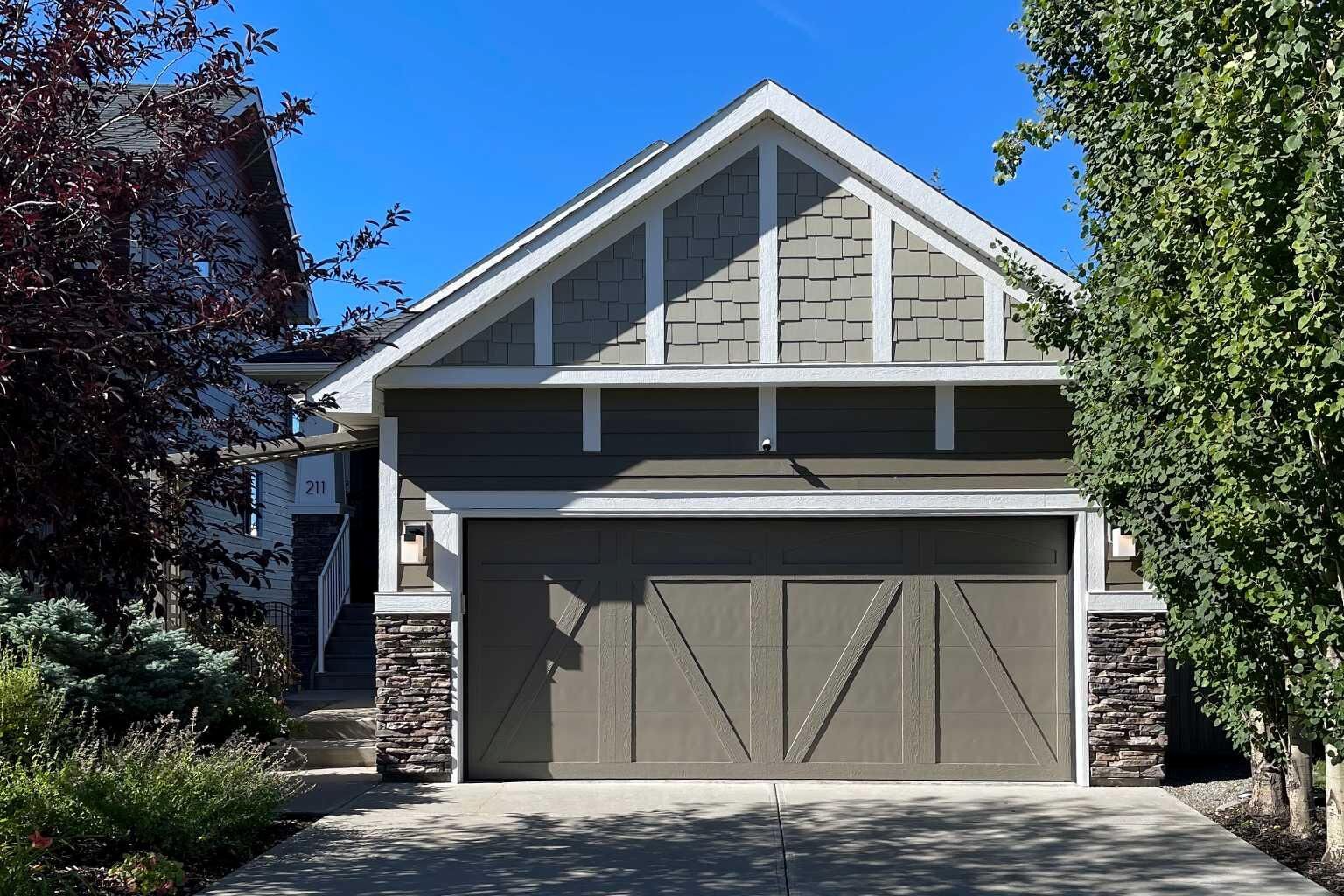 Property Photo:  211 Valley Pointe Place NW  AB T3B 6B2 